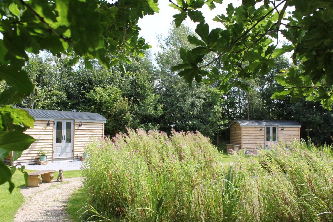 Luxury Shepherds Hut - The Sweet Pea By The Lake Йорк Экстерьер фото