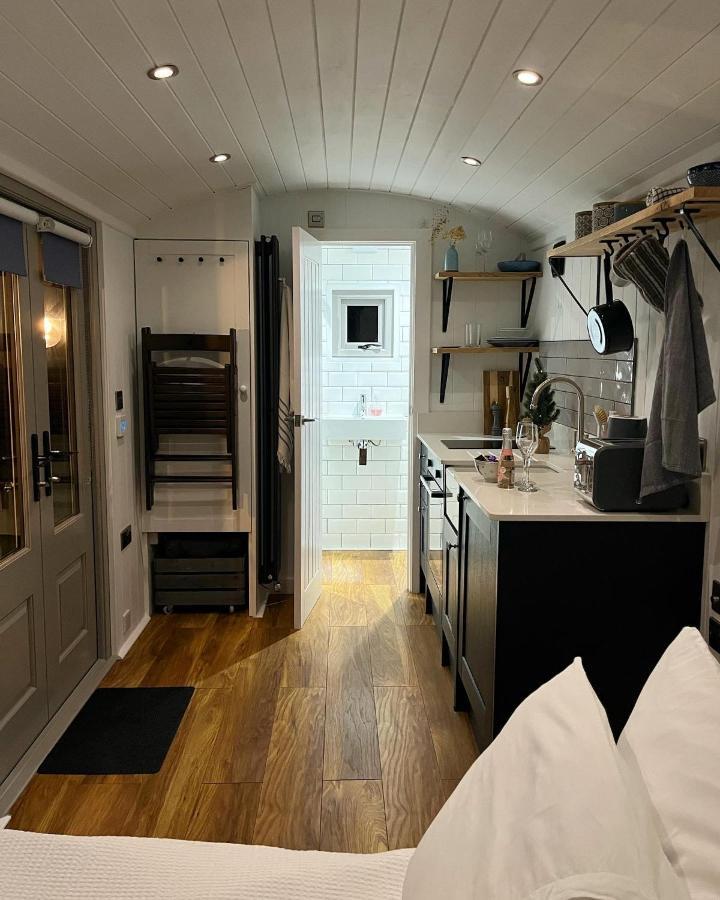 Luxury Shepherds Hut - The Sweet Pea By The Lake Йорк Экстерьер фото