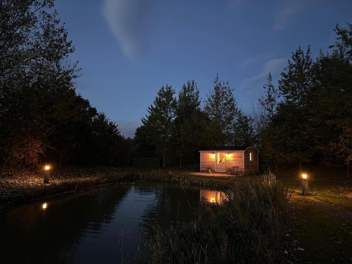 Luxury Shepherds Hut - The Sweet Pea By The Lake Йорк Экстерьер фото