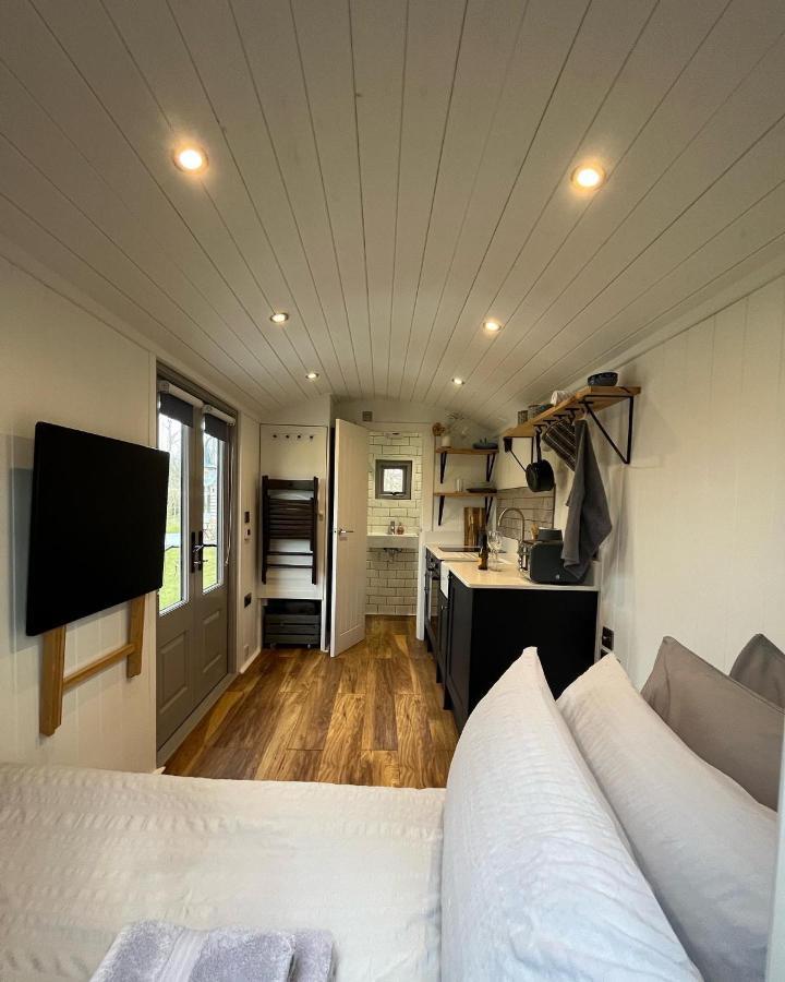 Luxury Shepherds Hut - The Sweet Pea By The Lake Йорк Экстерьер фото